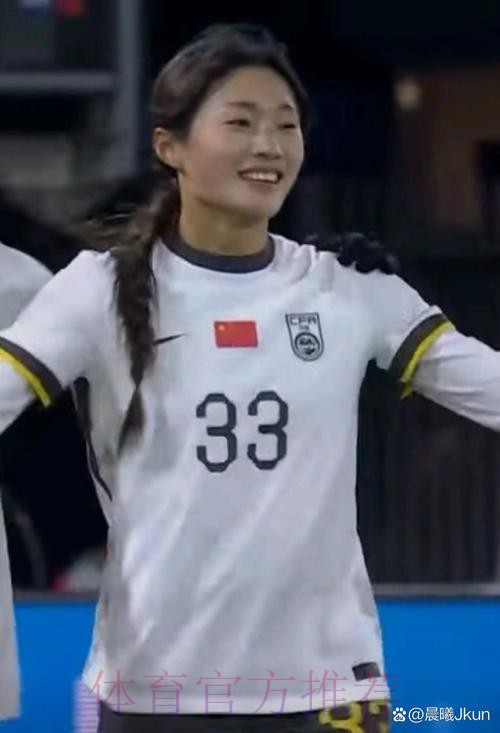 中国国家女子足球队官方合作伙伴生活家地板 为中国女足注入“能量金” 中国国家女子足球队官方合作伙伴生活家地板 为中国女足注入“能量金”